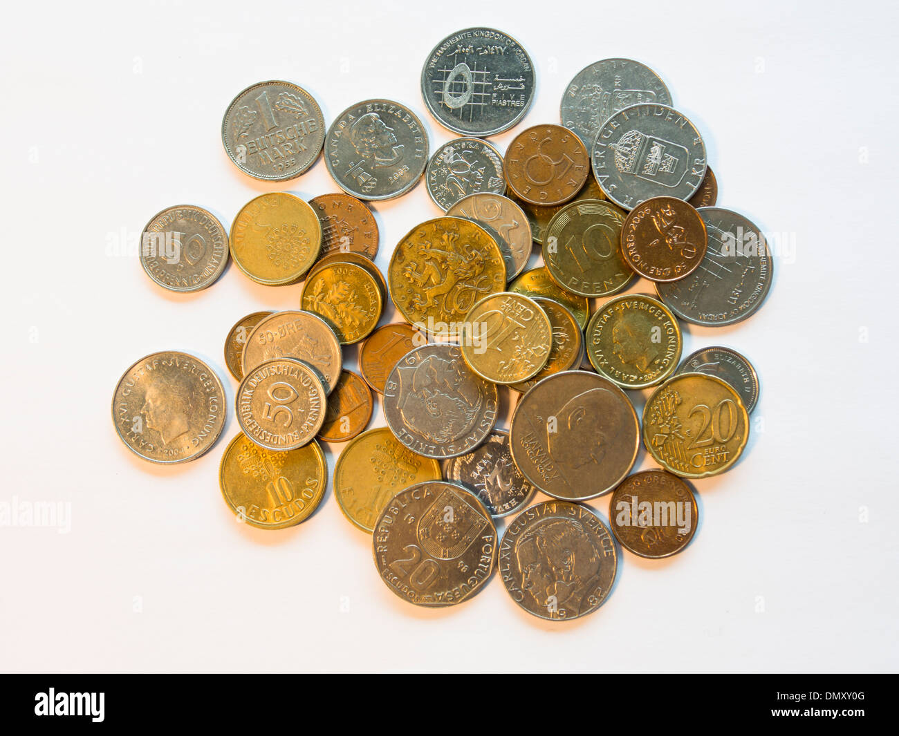 Münzen auf weißem Hintergrund verschiedener Länder Währung, norwegische Krone portugiesische Escudos Øre, UK, alte, schwedische Kronen, Euro Stockfoto