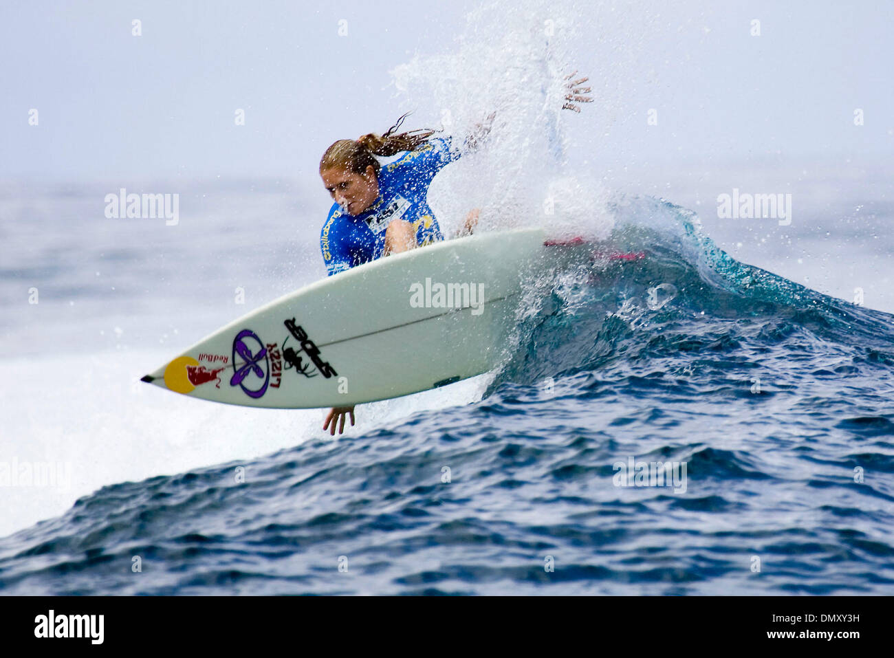 8. Mai 2006; Teahupoo, Tahiti; Südafrikanische HEATHER CLARK (Port Shepstone) konkurriert in der Association of Surfing Professionals (ASP) Women World Tour, Billabong Pro Tahiti in Teahupoo, Tahiti, in der Woche vom 4-16 Mai 2006. Auf 8. Mai 2006 abgebildet. Obligatorische Credit: Foto von Pierre Tostee/ZUMA Press. (©) Copyright 2006 von Pierre Tostee Stockfoto