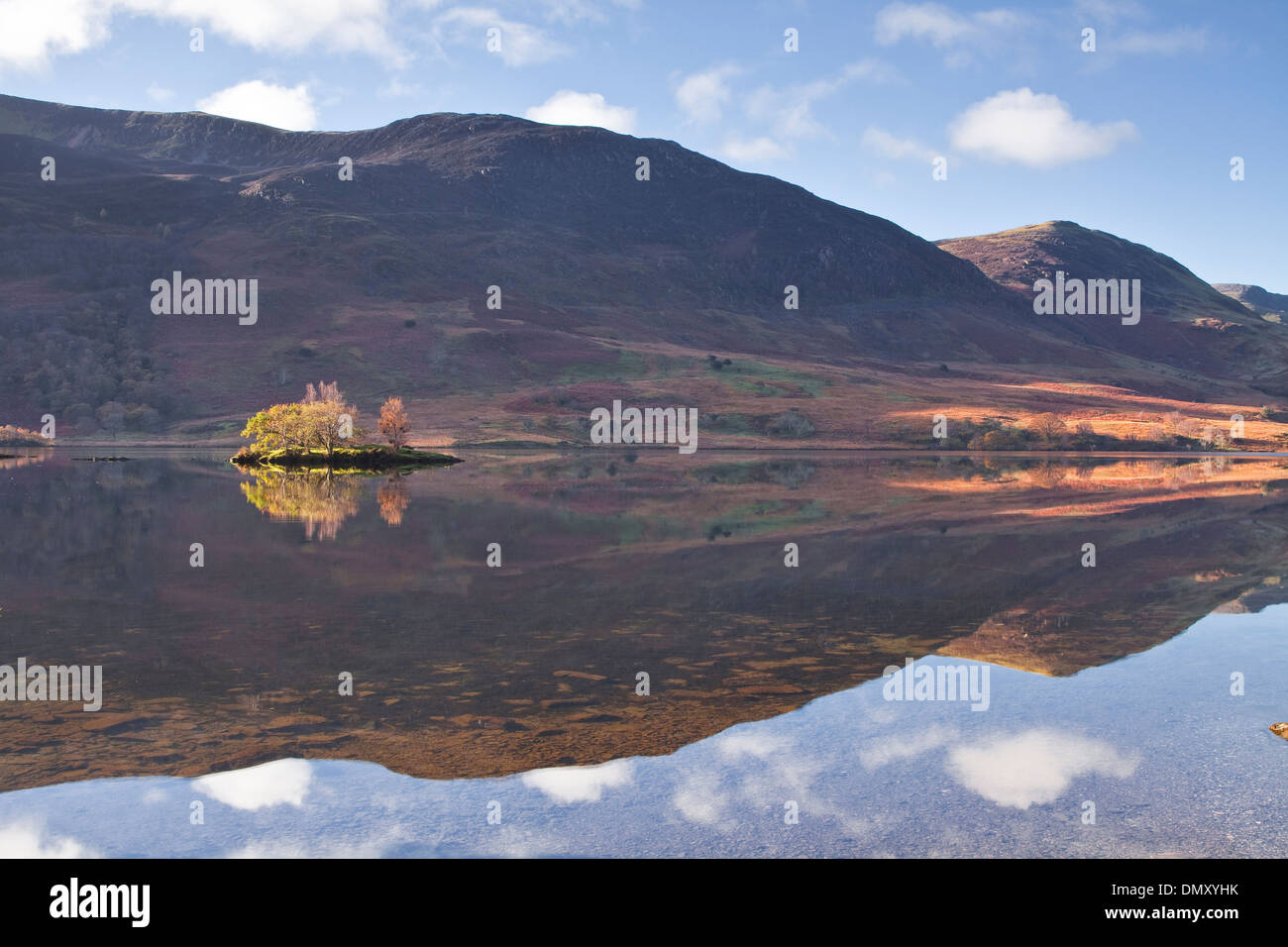 Stilles Wasser auf Crummock Wasser in den Lake District National Park. Stockfoto