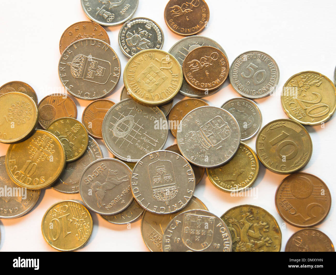Münzen auf weißem Hintergrund verschiedener Länder Währung, norwegische Krone portugiesische Escudos Øre, UK, alte, schwedische Kronen, Euro Stockfoto