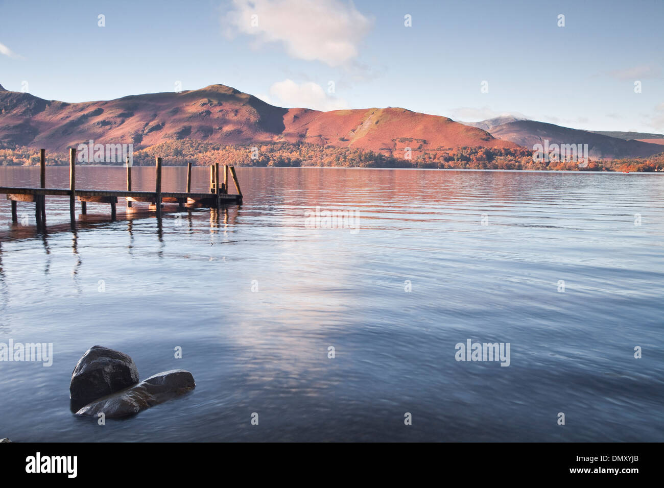 Eine Anlegestelle am Rande des Derwent Water in den Lake District National Park. Stockfoto