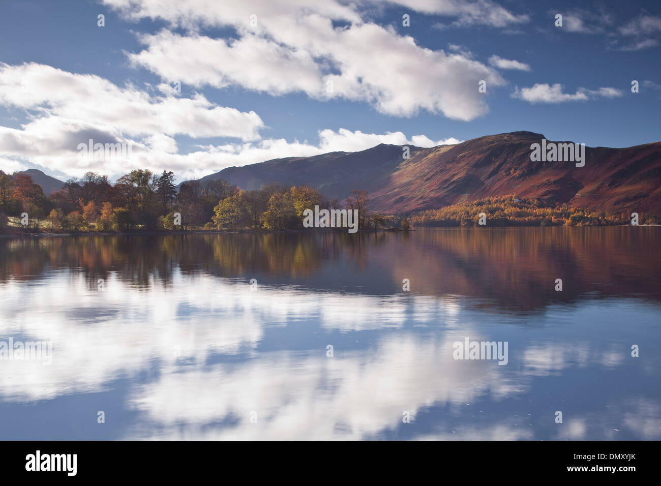 Stilles Wasser am Derwent Water in den Lake District National Park. Stockfoto