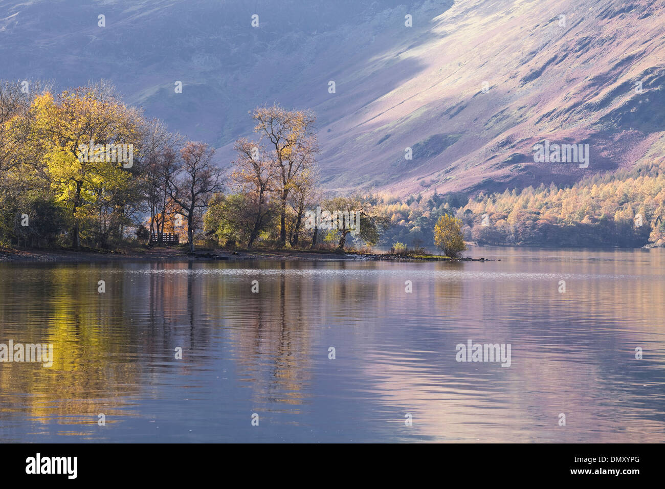 Stilles Wasser am Derwent Water in den Lake District National Park. Stockfoto