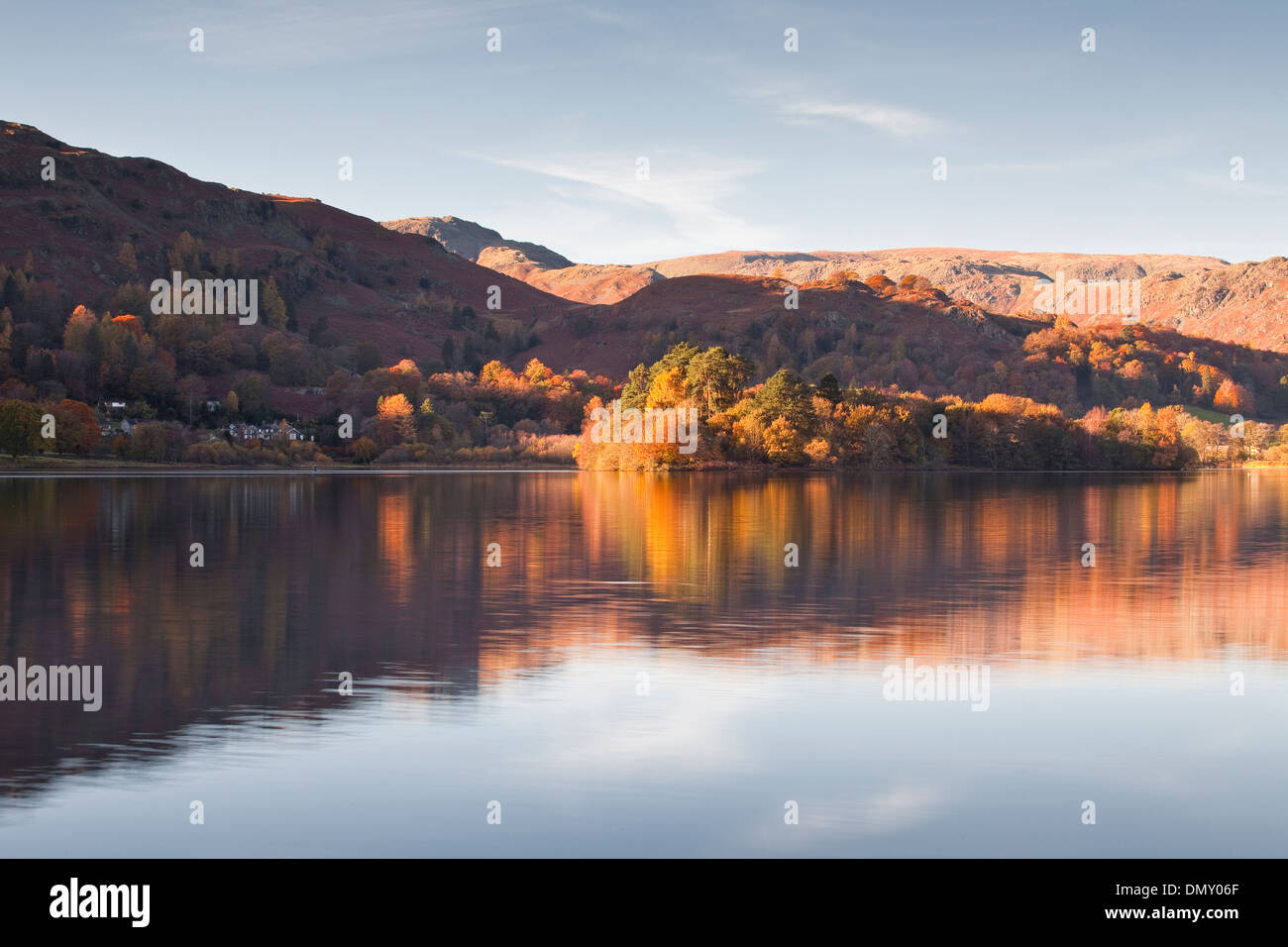 Herbstfärbung in Grasmere See in den Lake District National Park. Stockfoto