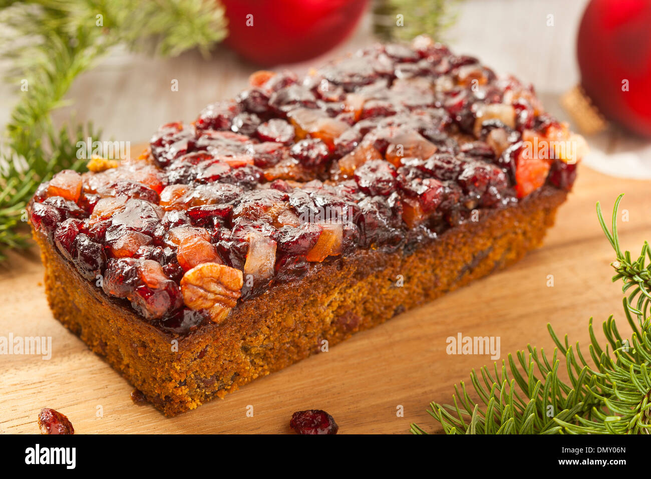 Festliche Hausgemachte Früchtekuchen mit Nüssen und Gewürzen Stockfoto