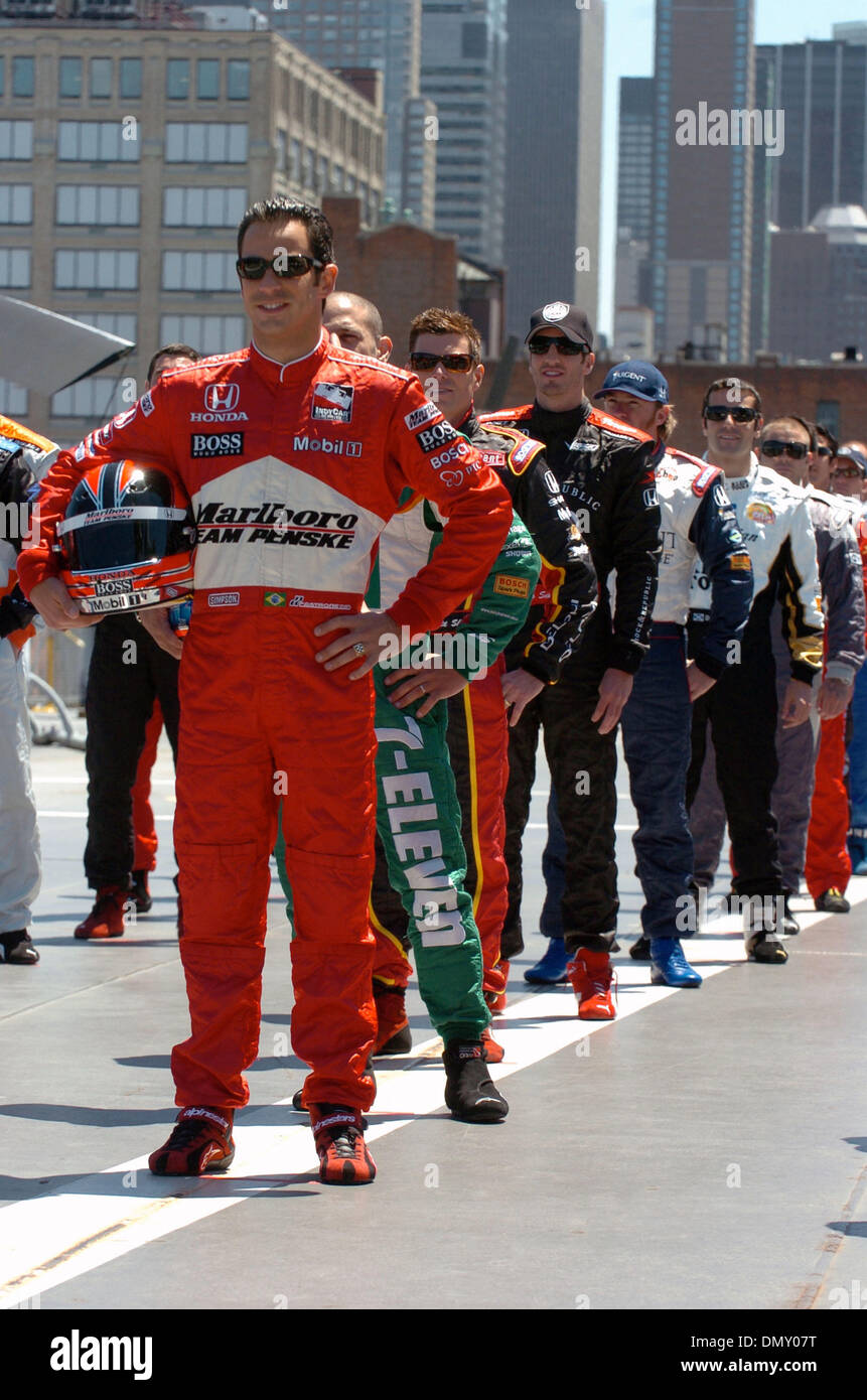 22. Mai 2006; Manhattan, NY, USA; Indianapolis 500 Treiber, einschließlich HELIO CASTROVENES (L) auf dem Flugdeck der USS Intrepid in New York am 22. Mai 2006 als IRL IndyCar-Serie die Startaufstellung bei den Indianapolis 500 Medientag der Intrepid Sea, Air and Space Museum präsentiert. 90. Indianapolis 500 soll auf 28. Mai 2006 auf dem Indianapolis Motor Speedway ausgeführt werden.  Obligatorische Stockfoto