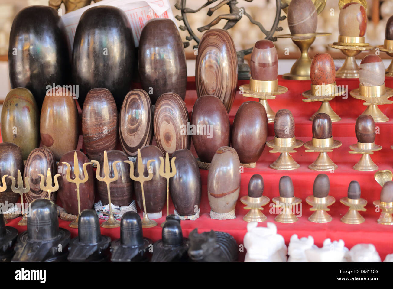 Banalingams in einem Geschäft Narmada Fluss Omkareshwar Madhya Pradesh, Indien Stockfoto