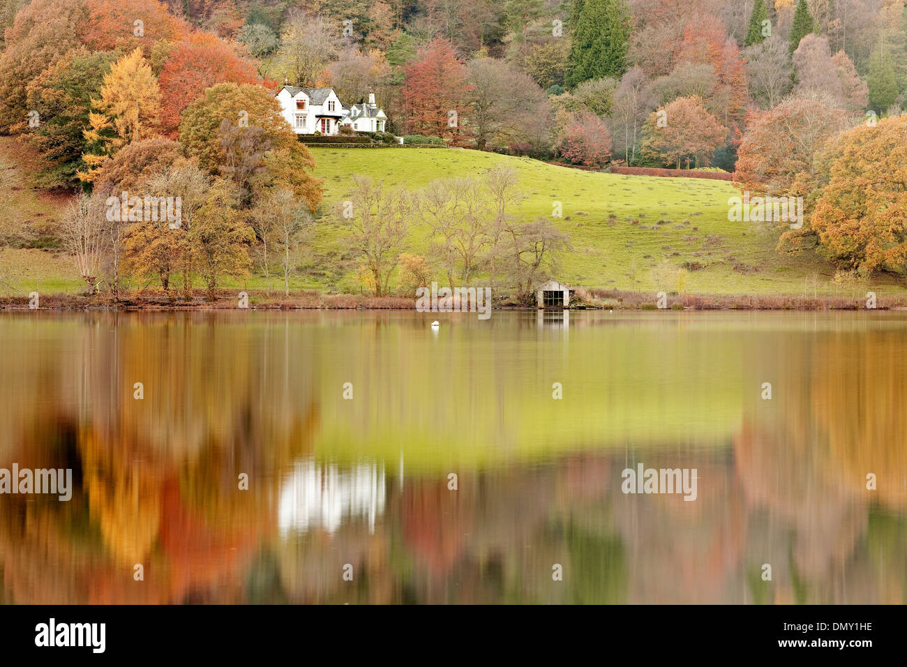 Herbstfarben in Grasmere See in den Lake District National Park reflektiert. Stockfoto