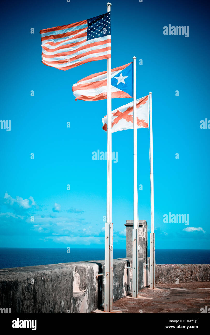 Flaggen auf der Festung in Old San Juan, Puerto Rico. Stockfoto