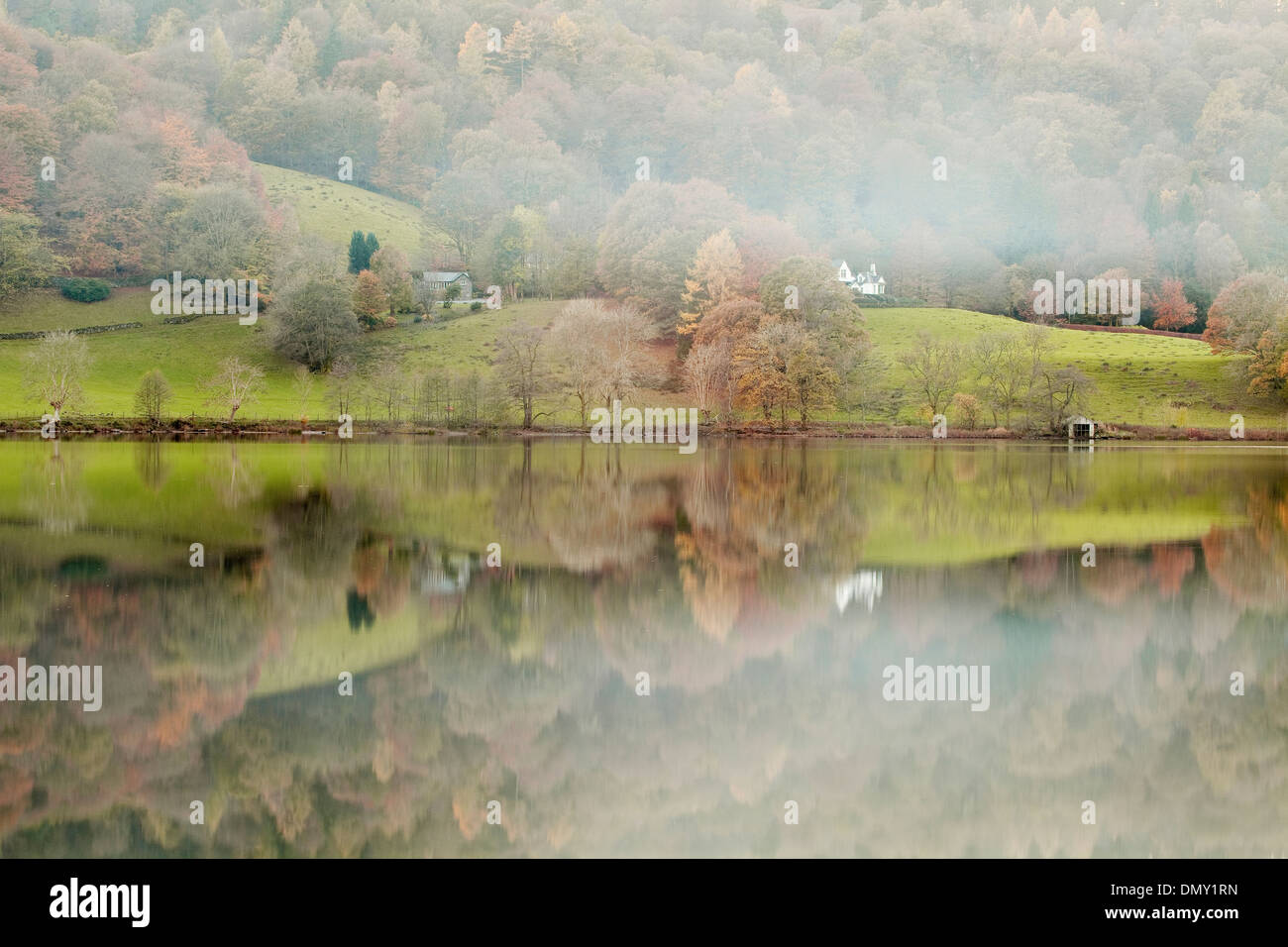 Herbstfarben in Grasmere See in den Lake District National Park reflektiert. Stockfoto
