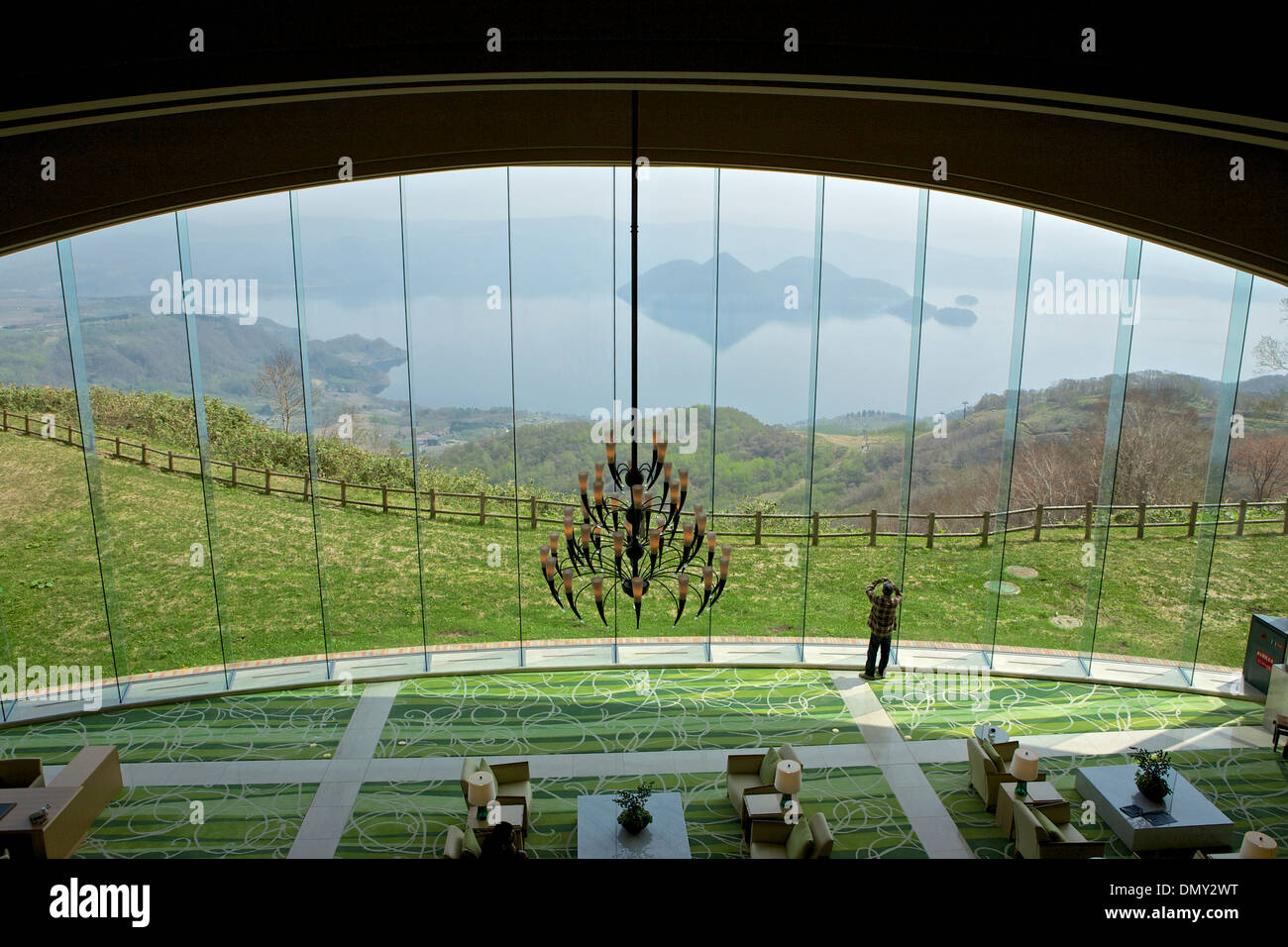 Lobby des Windsor Hotel Toya Resort & Spa mit Blick auf See Toyako in Toyako, Hokkaido, Japan Stockfoto
