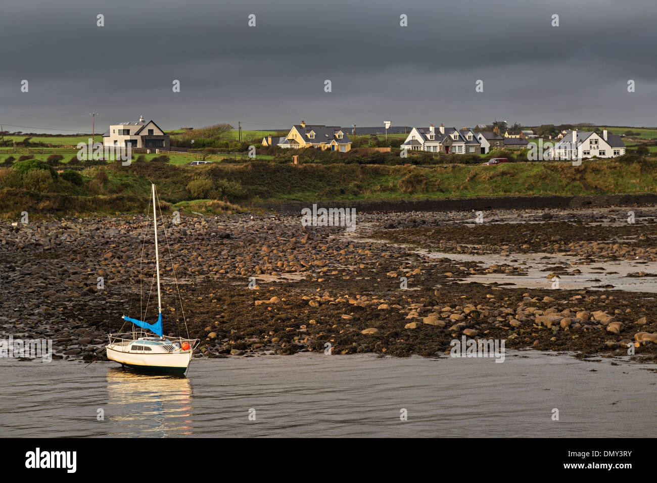 Boot am Strand, Liscannor, Westküste von Co. Clare, Irland Stockfoto