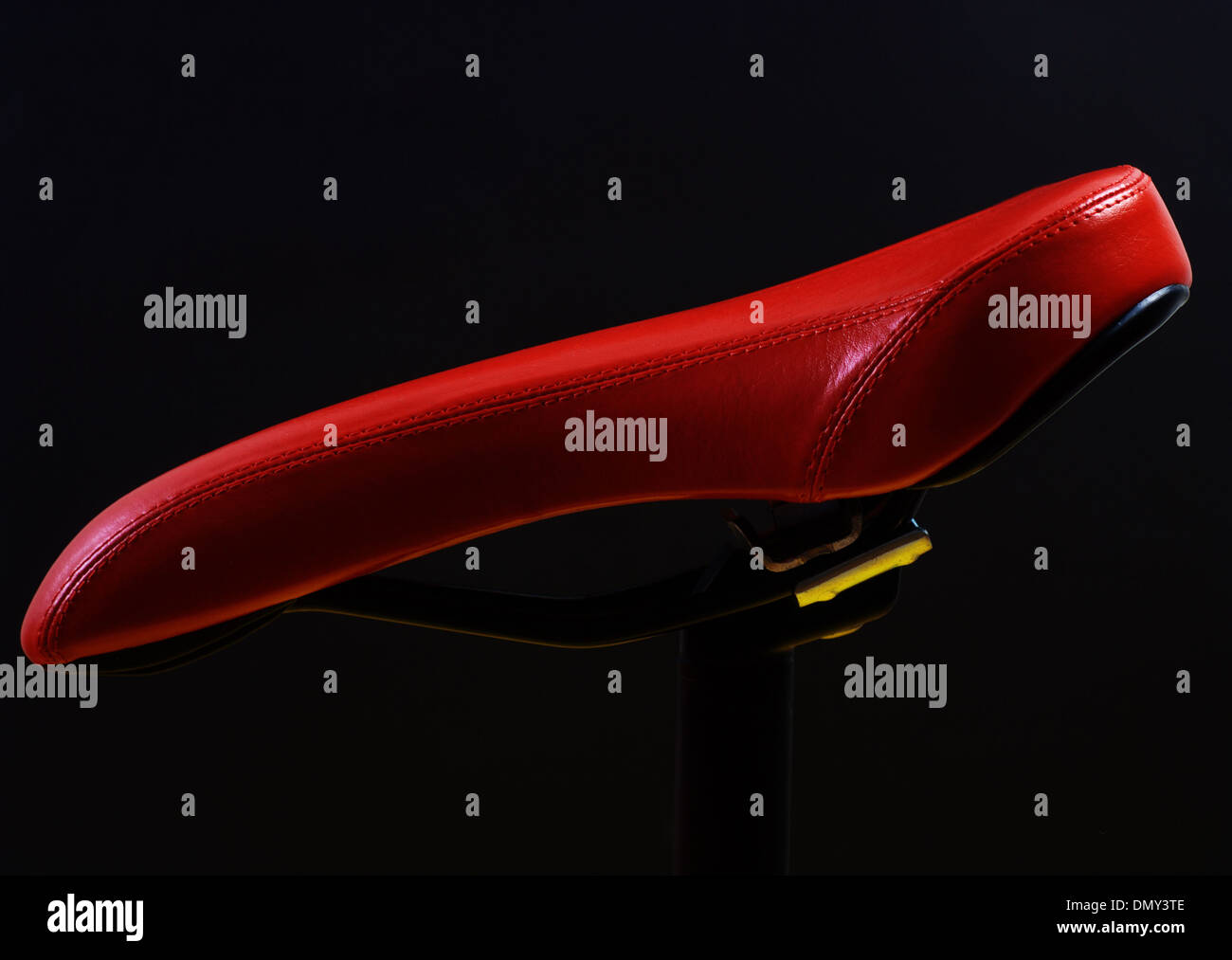 kreative rote Sattel auf schwarzem Hintergrund Stockfoto