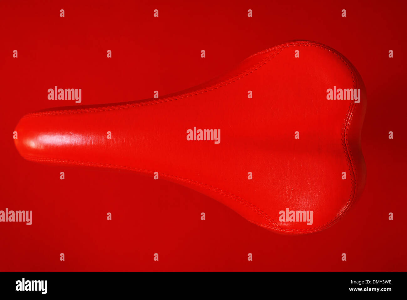 kreative rote Sattel auf rotem Grund Stockfoto