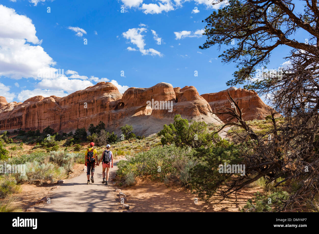 Wanderer auf des Teufels Garden Trail, Arches-Nationalpark, Utah, USA Stockfoto