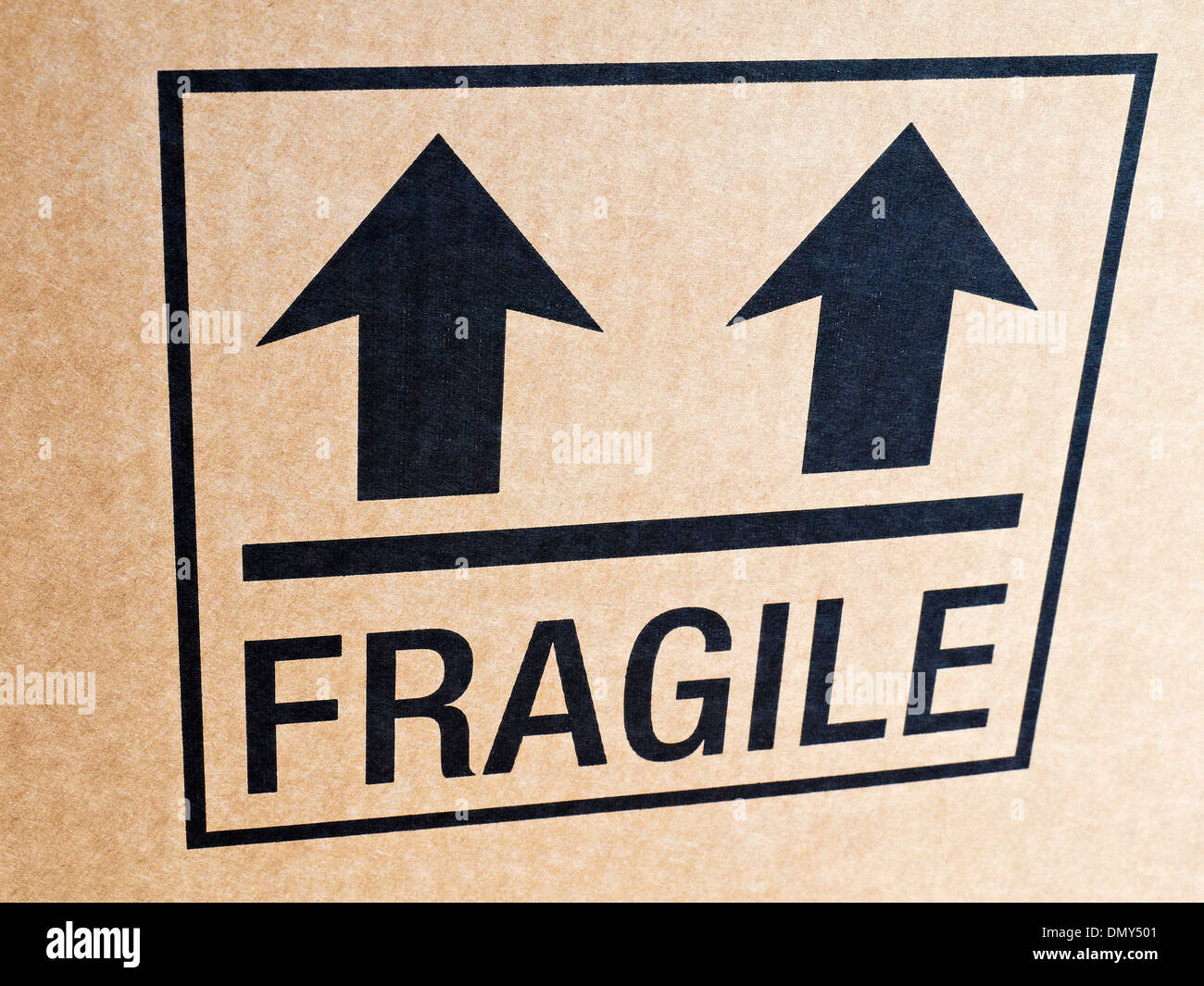 Fragile Zeichen auf Karton Stockfoto