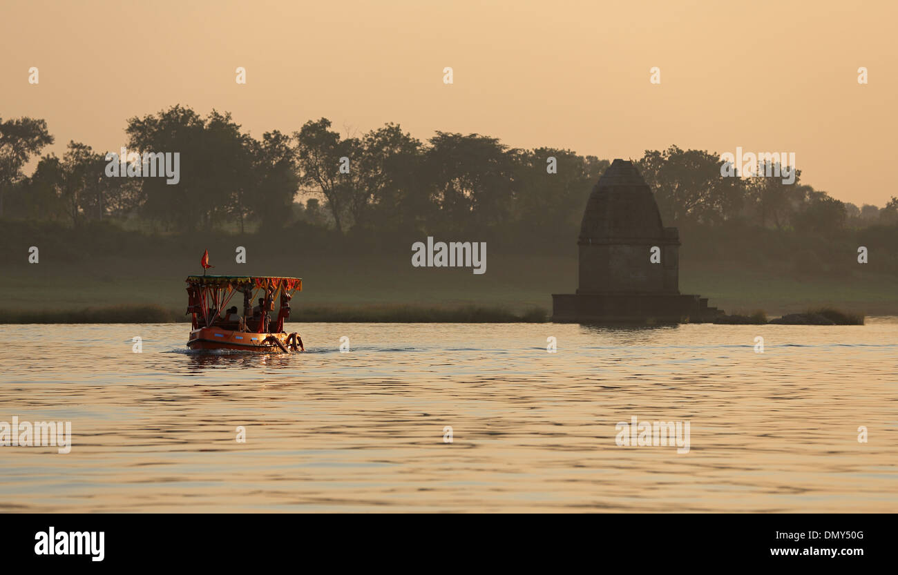 Boot mit Pilgern am Narmada Fluss Maheshwar Madhya Pradesh India Stockfoto