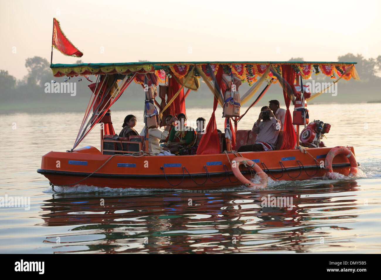 Boot mit Pilgern am Narmada Fluss Maheshwar Madhya Pradesh India Stockfoto