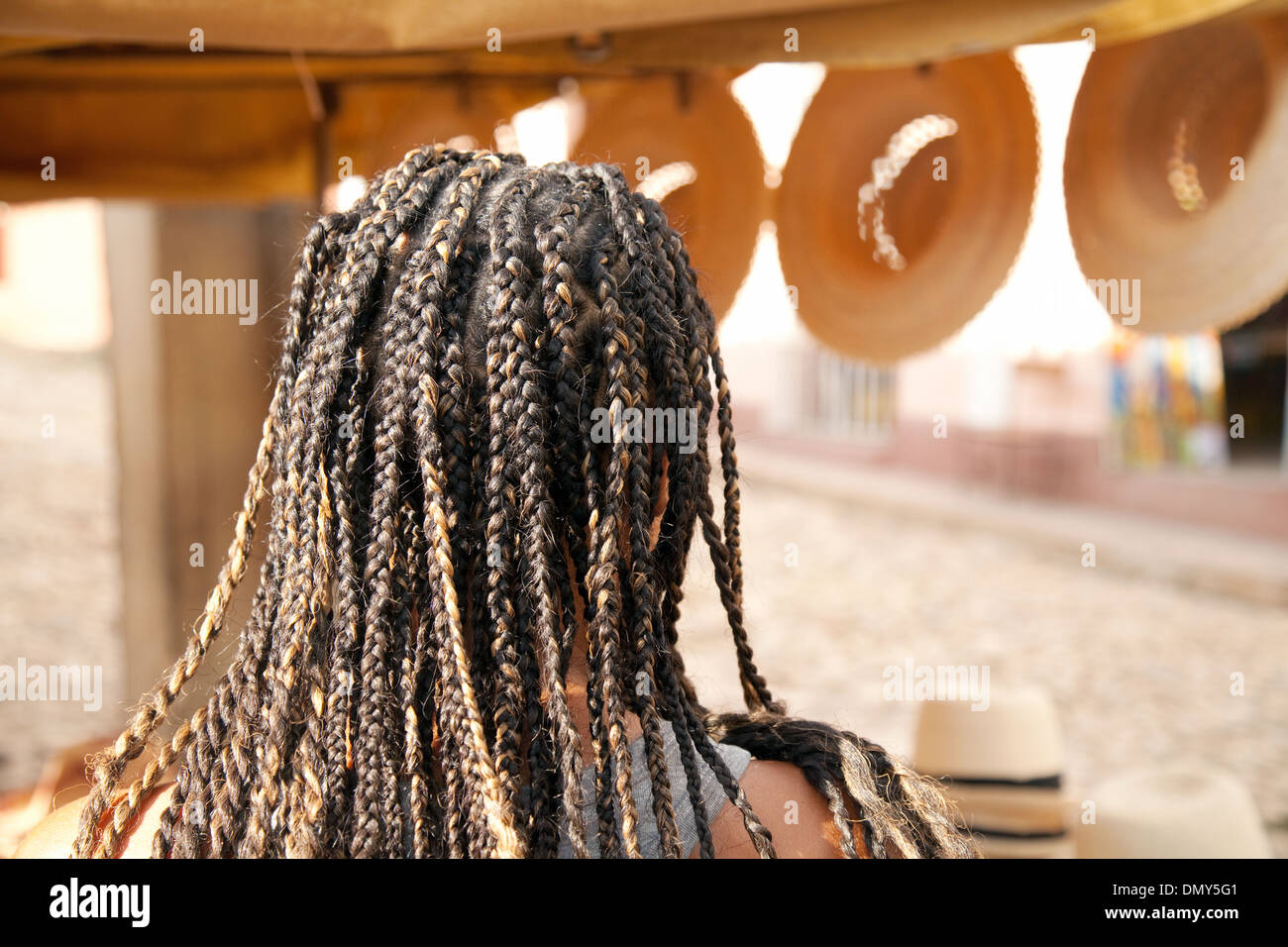 Eine junge schwarze Frau mit geflochtenem Haar Zöpfe, Beispiel einer lokalen Kultur, Kuba, Karibik, Lateinamerika Stockfoto