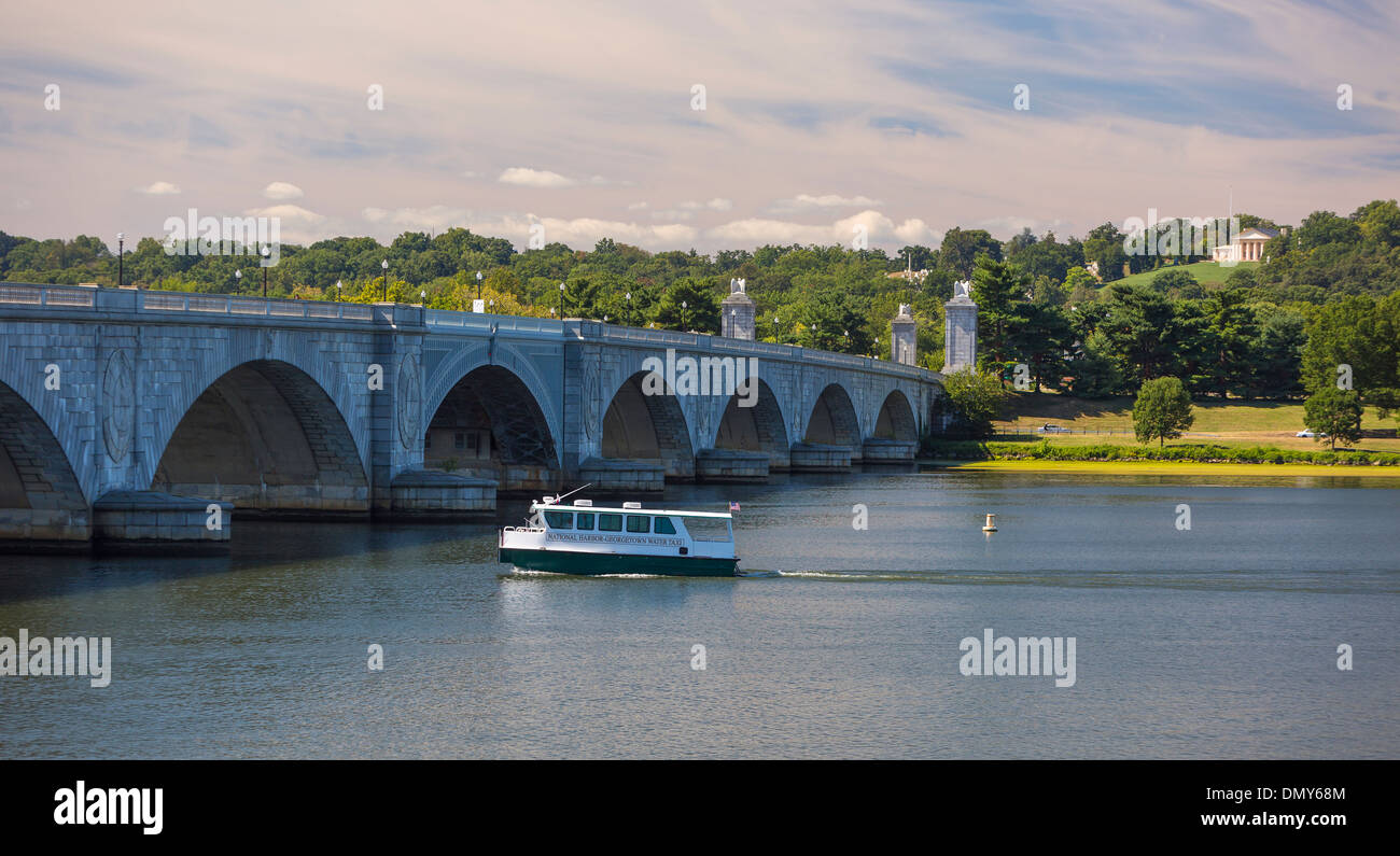 ROSSLYN, VIRGINIA, USA - Memorial Bridge und Potomac River, Arlington County mit Ausflugsschiff. Stockfoto