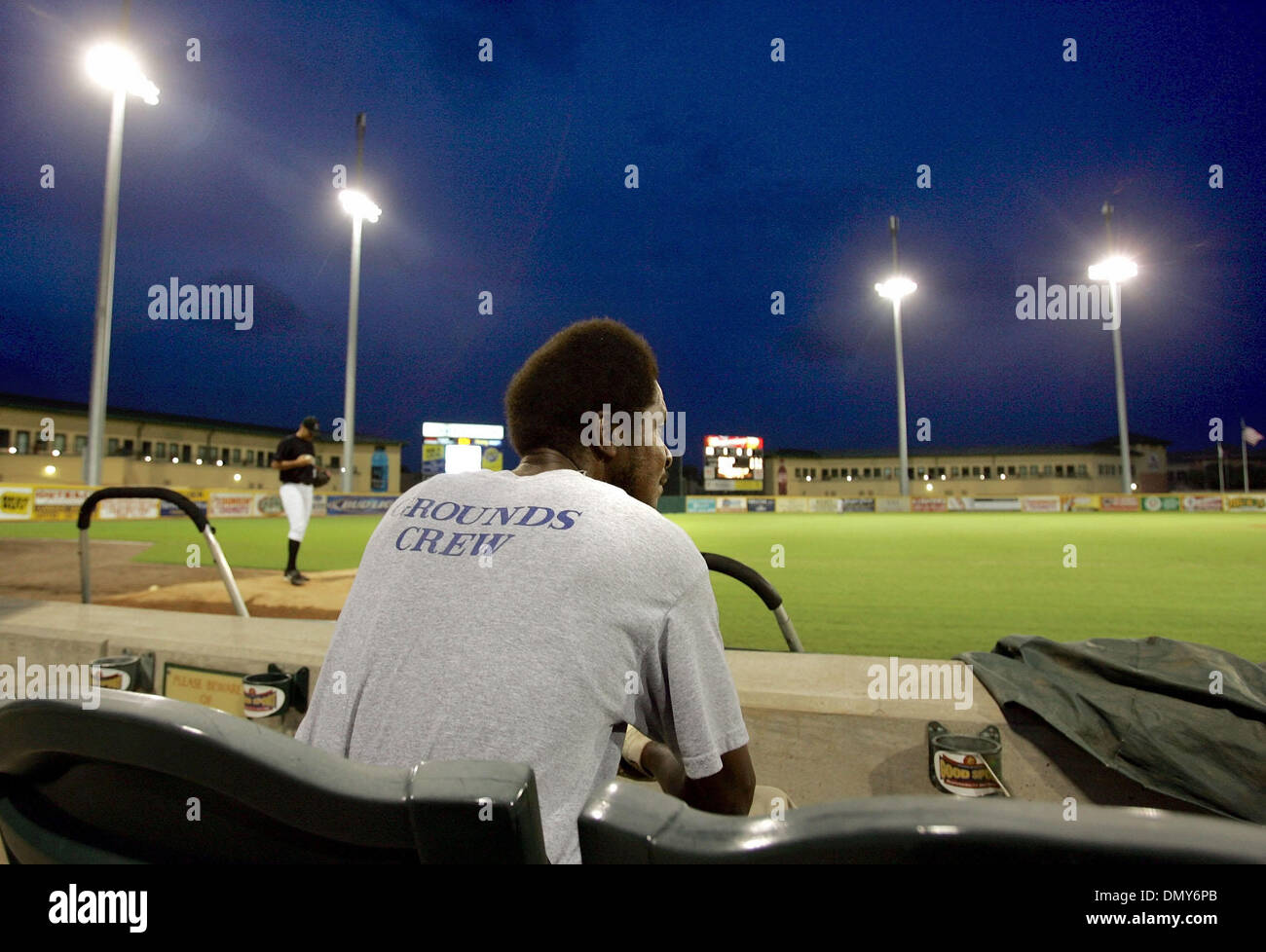 12. Juli 2006; Jupiter, FL, USA; Roger Dean Stadium Anlage Crew. Im Bild: Assistent erdet Keeper JOHNNY SIMMONS wartet der fünften Inning zu beenden, damit er das Feld ziehen kann.  Obligatorische Credit: Foto von Allen Eyestone/Palm Beach Post/ZUMA Press. (©) Copyright 2006 von Palm Beach Post Stockfoto