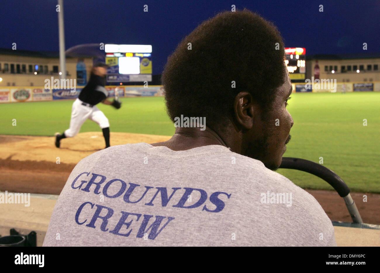 12. Juli 2006; Jupiter, FL, USA; Roger Dean Stadium Anlage Crew. Im Bild: Assistent erdet Keeper JOHNNY SIMMONS wartet der fünften Inning zu beenden, damit er das Feld ziehen kann.  Obligatorische Credit: Foto von Allen Eyestone/Palm Beach Post/ZUMA Press. (©) Copyright 2006 von Palm Beach Post Stockfoto