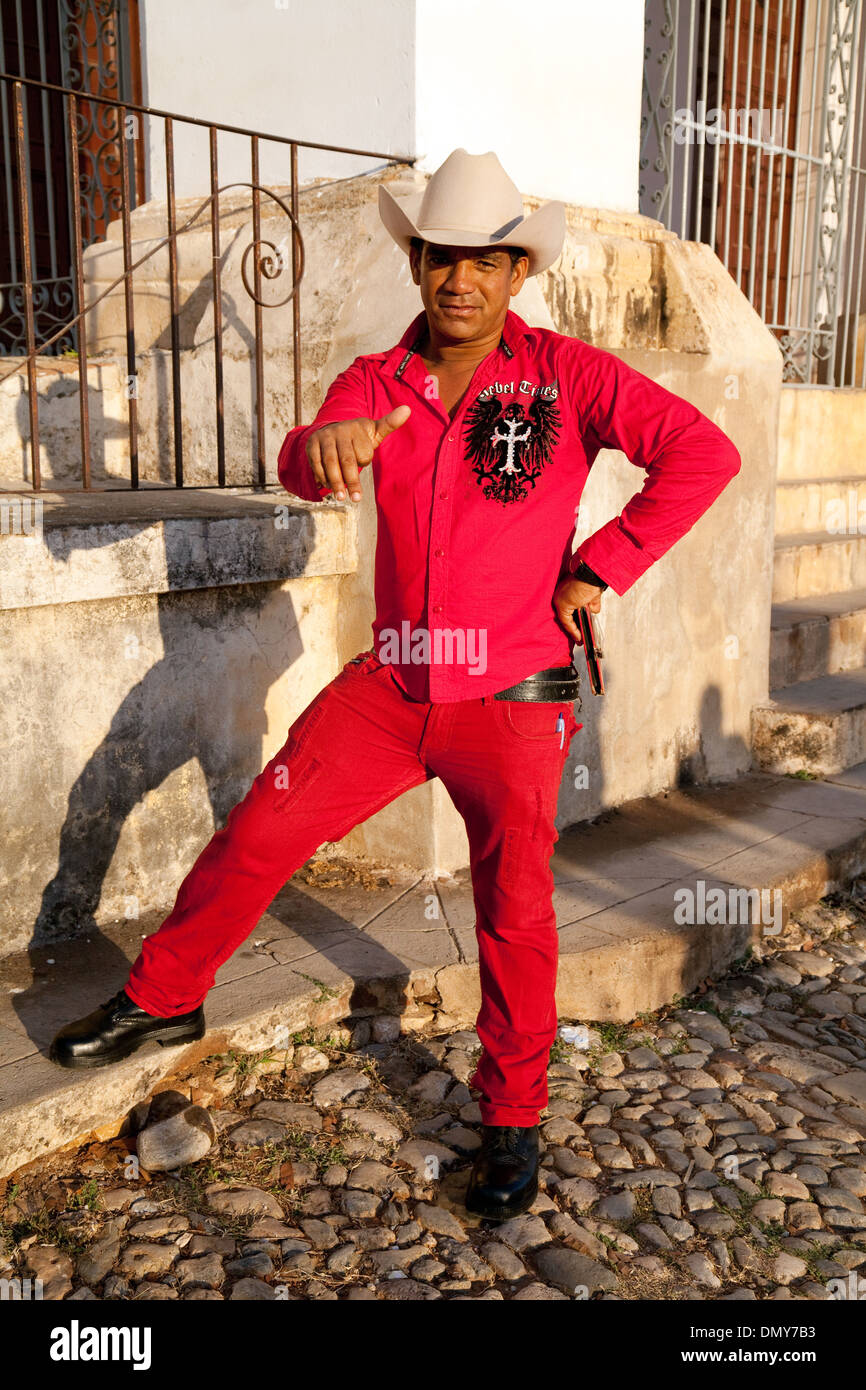 Kubanische Mann in einem roten Kostüm Alter im Alter von 30 Jahren, Trinidad, Kuba, Karibik, Lateinamerika Stockfoto