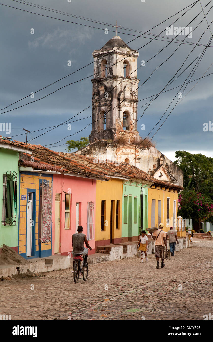 Bunte Häuser und Menschen in einer Straßenszene, Trinidad, Kuba, Karibik, Lateinamerika Stockfoto