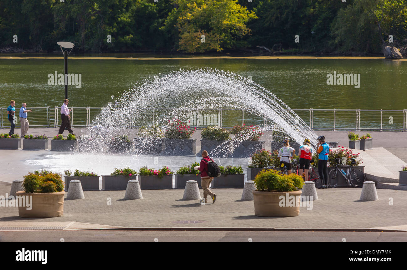 WASHINGTON, DC, USA - Georgetown Waterfront Park, Brunnen und Potomac River. Stockfoto
