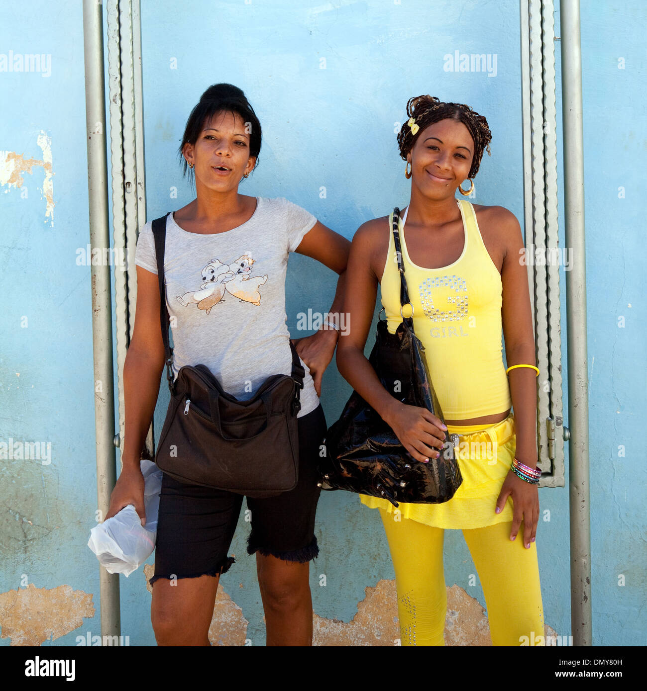 Lateinamerikanische Frauen; zwei kubanische Frauen im Alter ab 20 Jahren, posiert für ein Portrait, Trinidad, Kuba Karibik, Lateinamerika Stockfoto