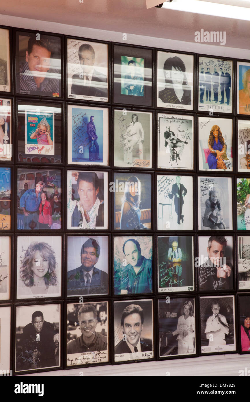 Promi-Fotos an der Wand in Pinks Hot Dogs Restaurant, Los Angeles, California, Vereinigte Staaten von Amerika Stockfoto