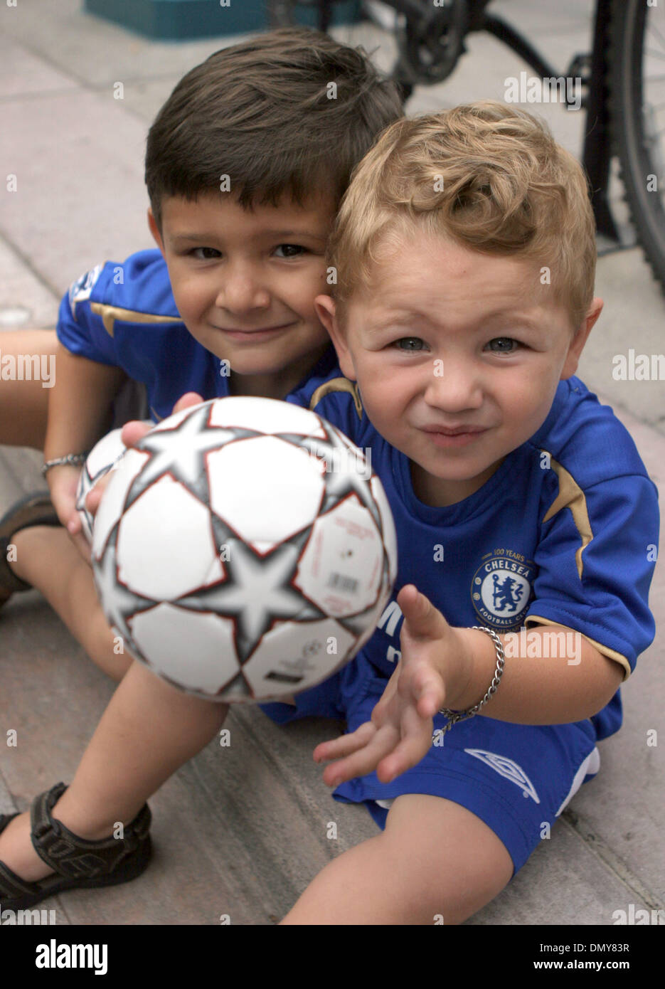 30. Juli 2006; Santa Monica, Kalifornien, USA; Pint-Sized Fußball fans PETER IOANNOU (3 1/2) und MATTHEW IOANNOU (2) warten geduldig außerhalb des Adidas Store in Santa Monica für ihrerseits Autogrammen von den Chelsea Football Club-Spielern.  Obligatorische Credit: Foto von Marianna Day Massey/ZUMA Press. (©) Copyright 2006 von Marianna Tag Massey Stockfoto