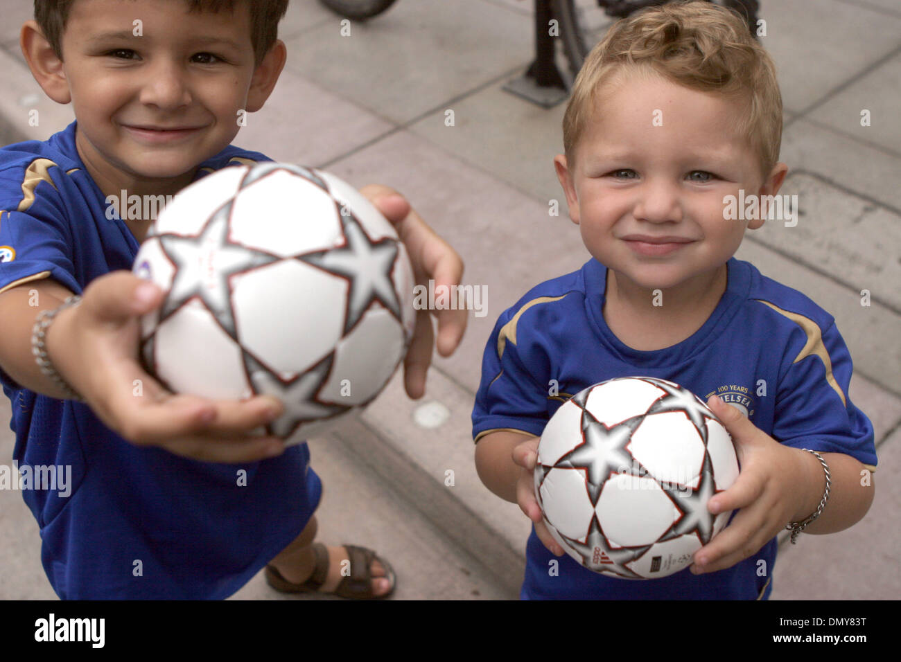 30. Juli 2006; Santa Monica, Kalifornien, USA; Pint-Sized Fußball fans PETER IOANNOU (3 1/2) und MATTHEW IOANNOU (2) warten geduldig außerhalb des Adidas Store in Santa Monica für ihrerseits Autogrammen von den Chelsea Football Club-Spielern.  Obligatorische Credit: Foto von Marianna Day Massey/ZUMA Press. (©) Copyright 2006 von Marianna Tag Massey Stockfoto