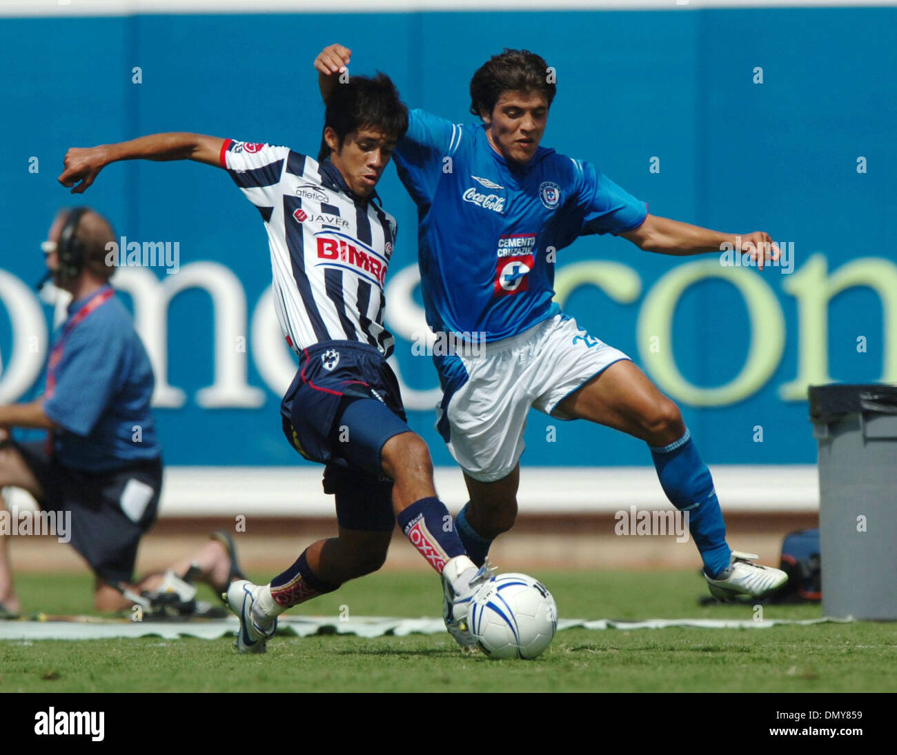 30. Juli 2006; Sacramento, USA; Monterreys SEVERO MEZA (Cq-links) und Cruz Azuls RAFAEL GARCIA (rechts) kämpfen miteinander in der 1. Hälfte des Sonntagnachmittags Monterrey 4: 2-Sieg über Cruz Azul in der Ausstellung Soccer in Raley Field in West Sacramento am 30. Juli 2006. Obligatorische Credit: Foto von Jose Luis Villegas/Sacramento Bee/ZUMA Press. (©) Copyright 2006 von Sacramento Bee Stockfoto