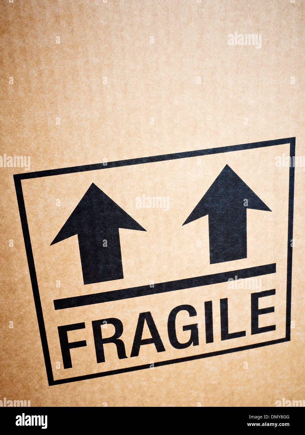 Fragile Zeichen auf Karton Stockfoto