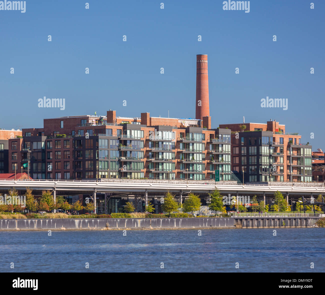 WASHINGTON, DC, USA - Waterfront-Gebäude in Georgetown und erhöhten Whitehurst Freeway am Potomac River. Stockfoto