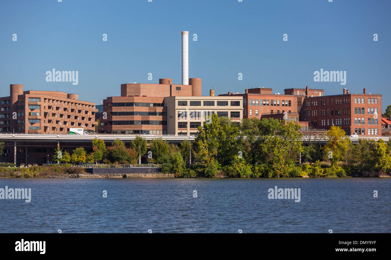 WASHINGTON, DC, USA - Waterfront Gebäude und Schornstein in Georgetown und erhöhten Whitehurst Freeway am Potomac River. Stockfoto