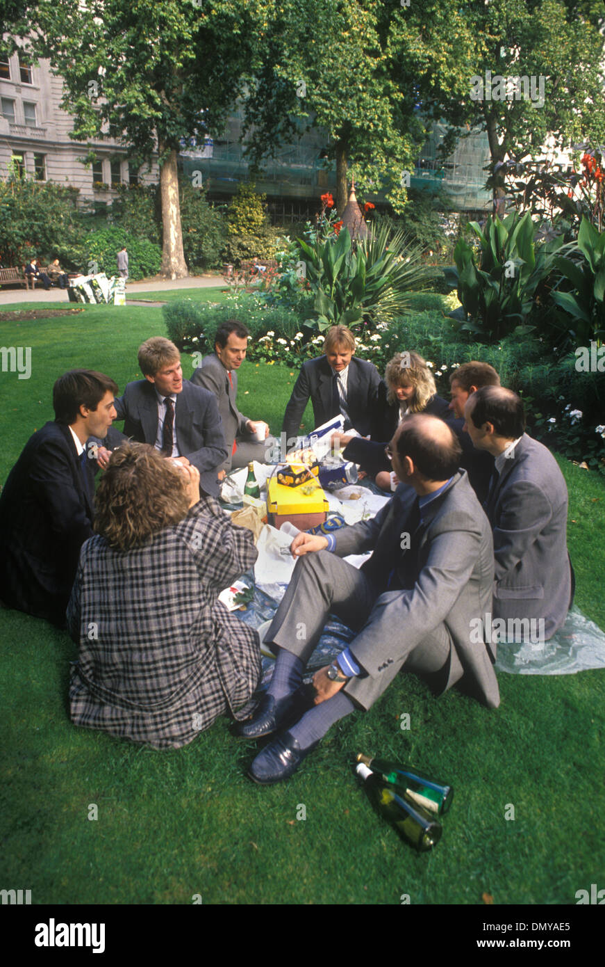 Arbeitskollegen City of London 1980er Jahre Büroangestellte, die während ihrer einstündigen Mittagspause ein Picknick machen. Um 1985 London, Großbritannien HOMER SYKES Stockfoto
