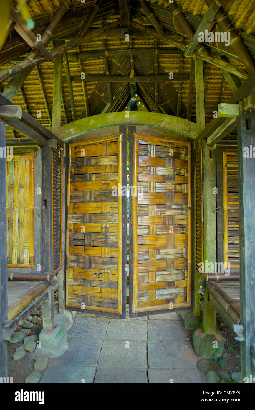 Bambus-Tür in einem Haus in Ubud, Bali, Indonesien Stockfoto