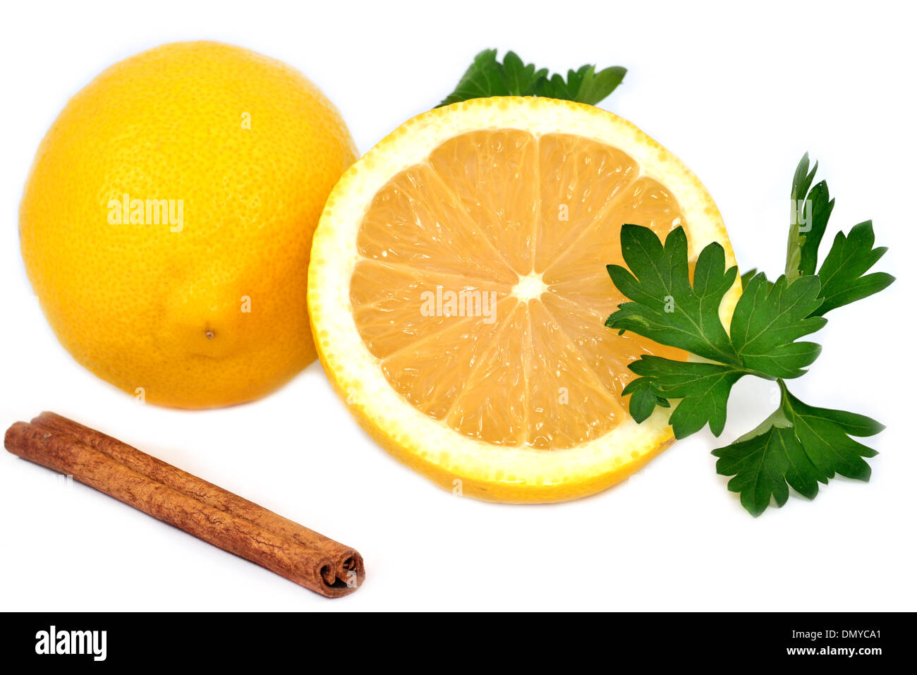 Zitrone mit Hälfte, Zimt und Petersilie isoliert auf weißem Hintergrund Stockfoto Zitrone mit Hälfte, Zimt und Petersilie isoliert auf weißem Hintergrund Stockfoto