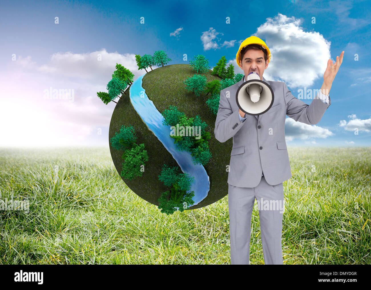 Zusammengesetztes Bild des Architekten mit Schutzhelm mit einem Megaphon schreien Stockfoto