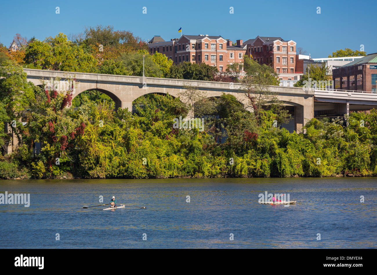 WASHINGTON, DC, USA - Menschen in Kajaks am Potomac River, in der Nähe von Georgetown. Whitehurst erhöhte Autobahn hinten. Stockfoto