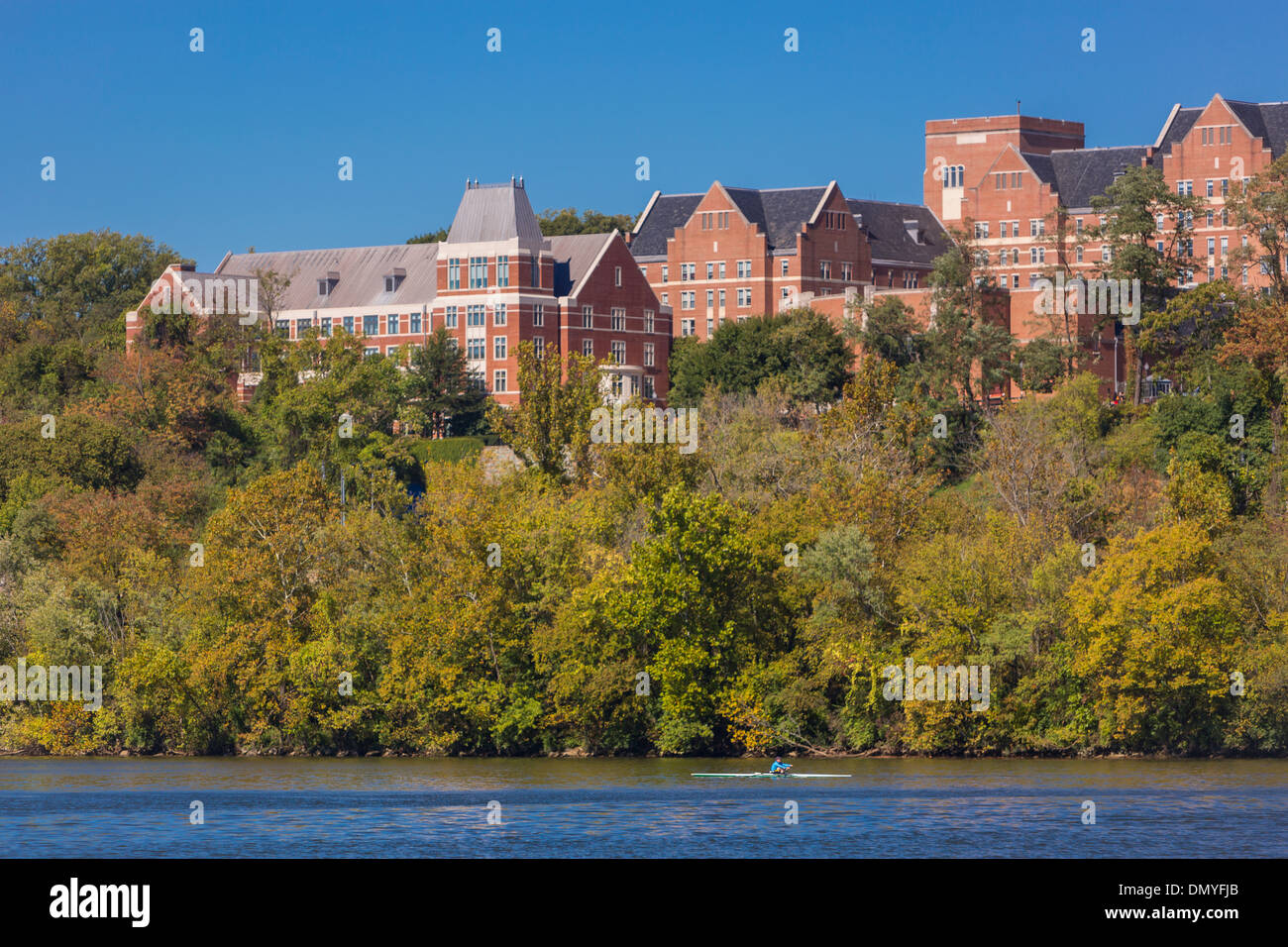 WASHINGTON, DC, USA - Gebäude der Universität Georgetown und Ruderer auf dem Potomac River. Stockfoto