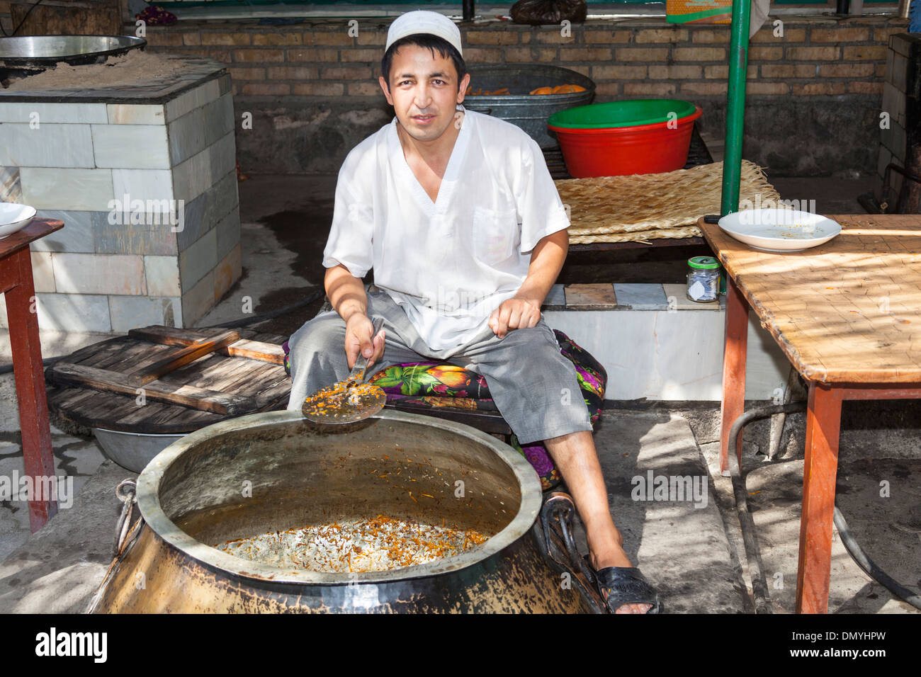 Man kocht Plov, typische traditionelle usbekische, Navoi Provinz, Usbekistan Stockfoto