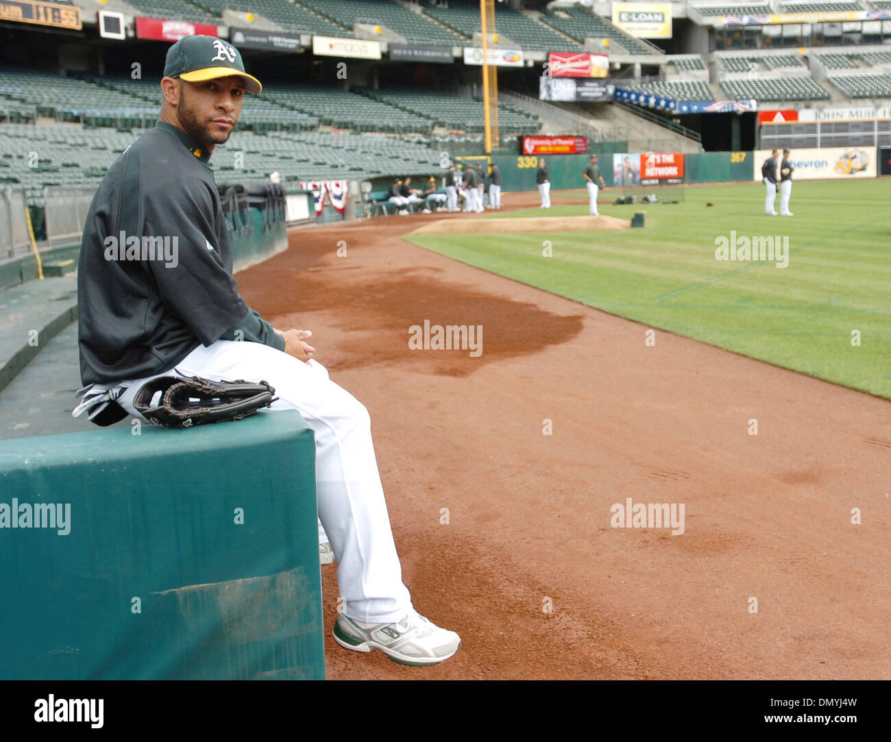 5. Oktober 2006; OAKLAND, KALIFORNIEN, USA; Oakland Athletics JAY PAYTON, #16, wartet auf den Beginn der Praxis auf Donnerstag, 5. Oktober 2006 im McAfee Coliseum in Oakland, Kalifornien Des A wird die Zwillinge Freitag für Spiel 3 der American League Division Series Playoff-Spiel Gesicht. Obligatorische Credit: Foto von Jose Carlos Fajardo/Contra Costa Times / ZUMA Press. (©) Copyright 2006 by Contra Costa Zeit Stockfoto