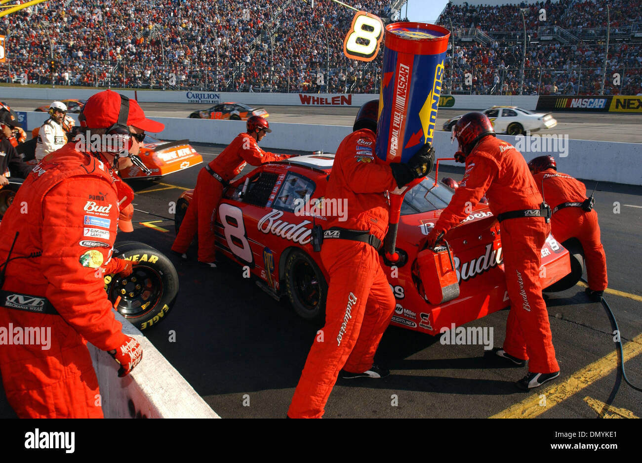 22. Oktober 2006; Martinsville, VA, USA; NASCAR Nextel Cup Fahrer DALE EARNHARDT JR. kommt für einen Boxenstopp bei den U-Bahn-500 auf dem Martinsville Speedway. Obligatorische Credit: Foto von Jason Moore/ZUMA Press. (©) Copyright 2006 von Jason Moore Stockfoto