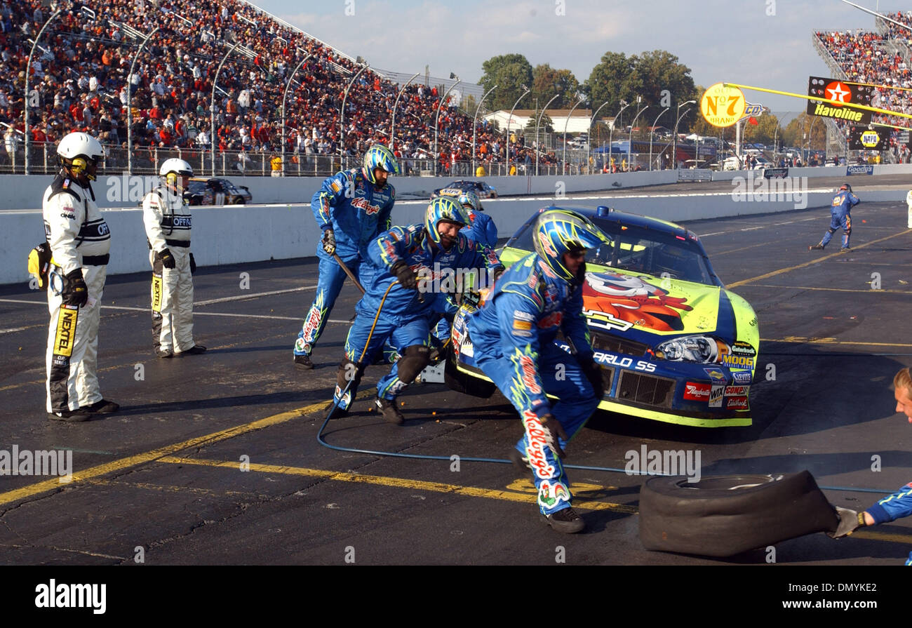 22. Oktober 2006; Martinsville, VA, USA; NASCAR Nextel Cup Fahrer KYLE BUSCH kommt für einen Boxenstopp bei den U-Bahn-500 auf dem Martinsville Speedway. Obligatorische Credit: Foto von Jason Moore/ZUMA Press. (©) Copyright 2006 von Jason Moore Stockfoto