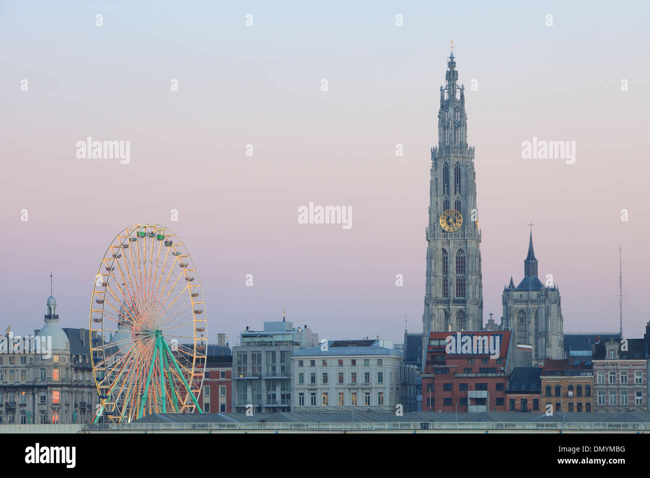 Panoramablick über Antwerpen um die Weihnachtszeit Stockfoto