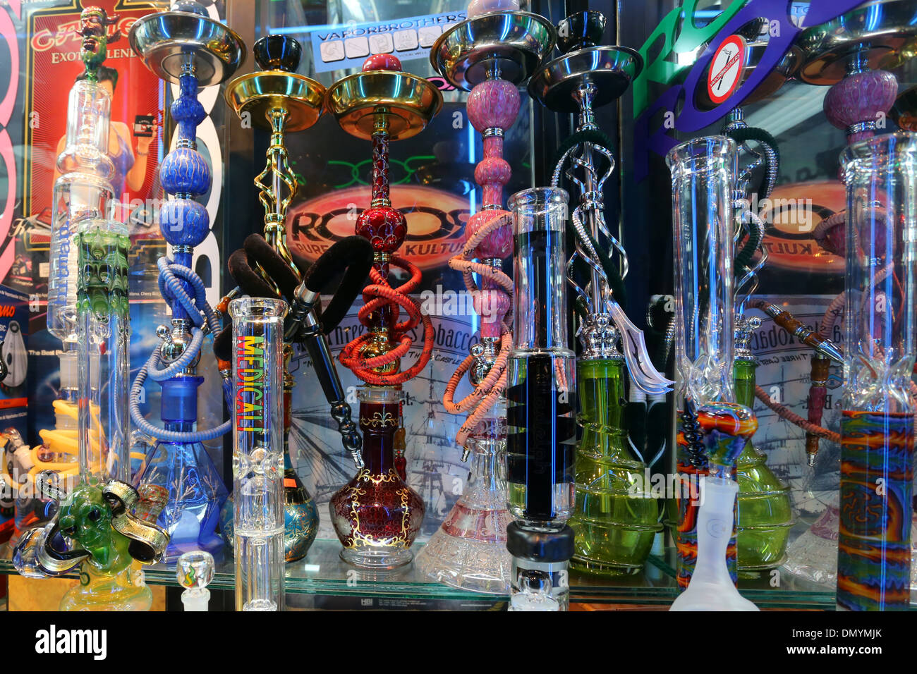 Eine Vielzahl von Wasserpfeifen und Bongs auf dem Display an einen Tabakladen Stockfoto