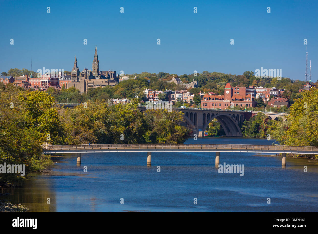 WASHINGTON, DC, USA - Fußgängerbrücke, zentrieren, Roosevelt Island, rechts. Key Bridge und Georgetown am Potomac RIver hinten Stockfoto